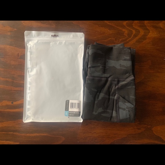 Alphalete Pants - NWT Alphalete surface pocket leggings black camo